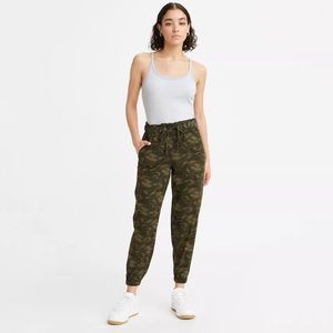 Levi's Medium Joggers Comfy Tapered 
Jet Set Camo elastic drawstring